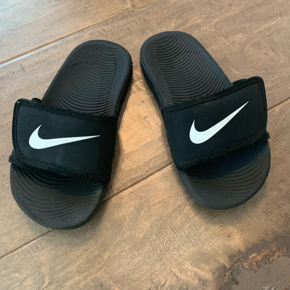 boys nike flip flops